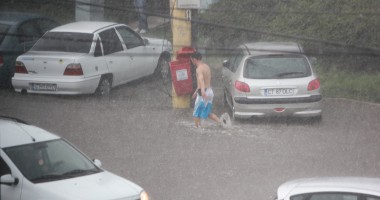 GALERIE FOTO.  Rupere de nori la Constanța: a plouat cu găleata, iar traficul s-a desfășurat cu dificultate! - 4