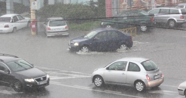 GALERIE FOTO.  Rupere de nori la Constanța: a plouat cu găleata, iar traficul s-a desfășurat cu dificultate! - 3