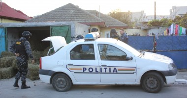Galerie FOTO. PERCHEZIȚII în Constanța / AUR și MII DE EURO, găsite de polițiști în locuințele suspecților - UPDATE - 2