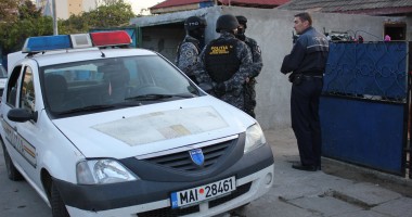 Galerie FOTO. PERCHEZIȚII în Constanța / AUR și MII DE EURO, găsite de polițiști în locuințele suspecților - UPDATE - 3