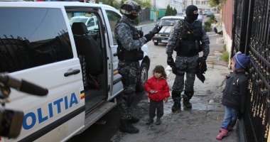 Stire din Eveniment : Galerie FOTO. PERCHEZIȚII în Constanța / AUR și MII DE EURO, găsite de polițiști în locuințele suspecților - UPDATE