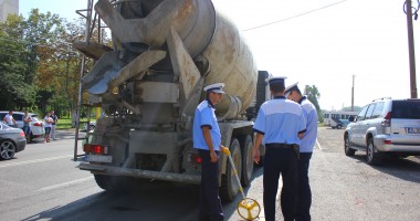 GALERIE FOTO. Accident cu un microbuz de călători, pe bd. Aurel Vlaicu.  Nouă victime! / UPDATE - 10