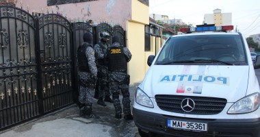 Galerie FOTO. PERCHEZIȚII în Constanța / AUR și MII DE EURO, găsite de polițiști în locuințele suspecților - UPDATE - 4
