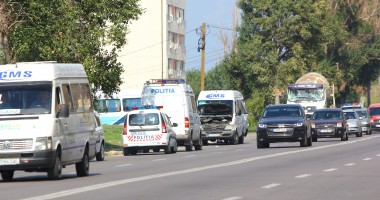 GALERIE FOTO. Accident cu un microbuz de călători, pe bd. Aurel Vlaicu.  Nouă victime! / UPDATE - 9