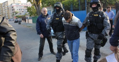 Galerie FOTO. PERCHEZIȚII în Constanța / AUR și MII DE EURO, găsite de polițiști în locuințele suspecților - UPDATE - 9