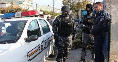 Galerie FOTO. PERCHEZIȚII în Constanța / AUR și MII DE EURO, găsite de polițiști în locuințele suspecților - UPDATE - 8