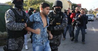 Galerie FOTO. PERCHEZIȚII în Constanța / AUR și MII DE EURO, găsite de polițiști în locuințele suspecților - UPDATE - 7