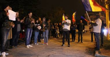 MITING LA PREFECTURĂ. Constănțenii au plecat în marș pe Bulevardul Tomis / GALERIE FOTO ȘI VIDEO - 3
