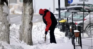 Stire din Eveniment : Atenţie la polei, la ţurţuri şi la bălţile îngheţate!