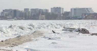 Stire din Social : IMAGINI SPECTACULOASE / Marea Neagră a înghețat din nou