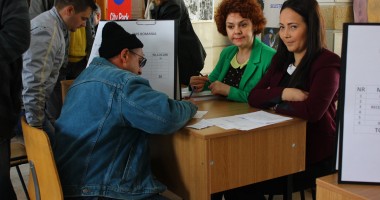 Galerie FOTO. Înghesuială la Bursa generală a locurilor de muncă. Iată ce posturi sunt disponibile - 4
