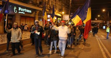 Stire din Politică-Administrație : MITING LA PREFECTURĂ. Constănțenii au plecat în marș pe Bulevardul Tomis / GALERIE FOTO ȘI VIDEO
