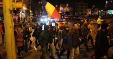 MITING LA PREFECTURĂ. Constănțenii au plecat în marș pe Bulevardul Tomis / GALERIE FOTO ȘI VIDEO - 2