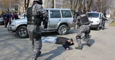 Stire din Eveniment : Acțiune cu mascați în centrul Constanței. Un polițist a fost împușcat / GALERIE FOTO