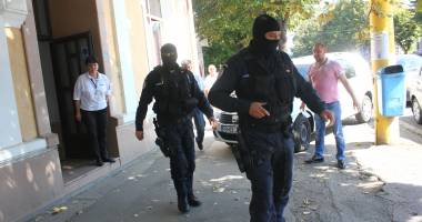 Stire din Eveniment : Percheziții la Constanța / Directoarea adjunctă a CJAS, ridicată de mascați