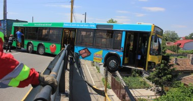 Galerie FOTO. GRAV ACCIDENT PE PODUL DE LA BUTELII / Un autobuz a rămas suspendat pe marginea PODULUI / SPEED, Cursă Infernală - varianta autohtonă - 3