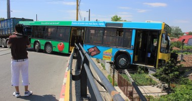 Galerie FOTO. GRAV ACCIDENT PE PODUL DE LA BUTELII / Un autobuz a rămas suspendat pe marginea PODULUI / SPEED, Cursă Infernală - varianta autohtonă - 5