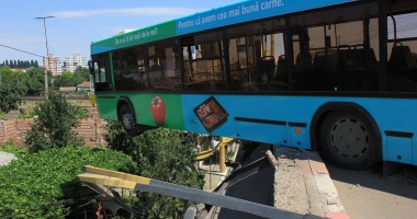 Galerie FOTO. GRAV ACCIDENT PE PODUL DE LA BUTELII / Un autobuz a rămas suspendat pe marginea PODULUI / SPEED, Cursă Infernală - varianta autohtonă - 6