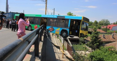 Stire din Eveniment : Galerie FOTO. GRAV ACCIDENT PE PODUL DE LA BUTELII / Un autobuz a rămas suspendat pe marginea PODULUI / SPEED, Cursă Infernală - varianta autohtonă