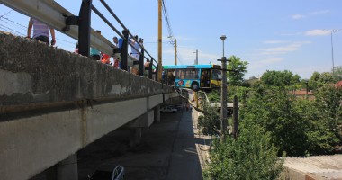 Galerie FOTO. GRAV ACCIDENT PE PODUL DE LA BUTELII / Un autobuz a rămas suspendat pe marginea PODULUI / SPEED, Cursă Infernală - varianta autohtonă - 10