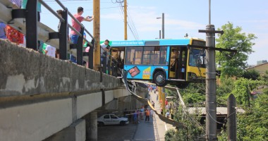 Galerie FOTO. GRAV ACCIDENT PE PODUL DE LA BUTELII / Un autobuz a rămas suspendat pe marginea PODULUI / SPEED, Cursă Infernală - varianta autohtonă - 12