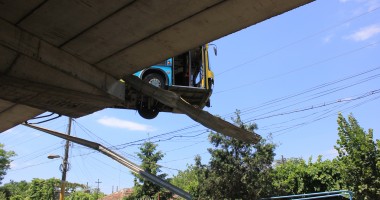 Galerie FOTO. GRAV ACCIDENT PE PODUL DE LA BUTELII / Un autobuz a rămas suspendat pe marginea PODULUI / SPEED, Cursă Infernală - varianta autohtonă - 11