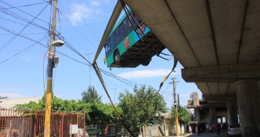 Galerie FOTO. GRAV ACCIDENT PE PODUL DE LA BUTELII / Un autobuz a rămas suspendat pe marginea PODULUI / SPEED, Cursă Infernală - varianta autohtonă - 18