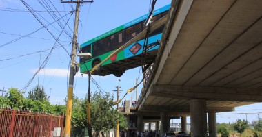 Galerie FOTO. GRAV ACCIDENT PE PODUL DE LA BUTELII / Un autobuz a rămas suspendat pe marginea PODULUI / SPEED, Cursă Infernală - varianta autohtonă - 14