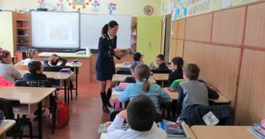 Cursuri ținute de polițiști în școlile din Constanța - 2