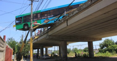 Galerie FOTO. GRAV ACCIDENT PE PODUL DE LA BUTELII / Un autobuz a rămas suspendat pe marginea PODULUI / SPEED, Cursă Infernală - varianta autohtonă - 2