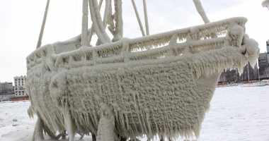 FOTOGRAFII SPECTACULOASE/ Gerul a transformat ambarcațiunile din portul Tomis în statui de gheață - 4