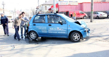 Stire din Eveniment : Impact între un Matiz și un Hyundai pe strada Atelierelor (GALERIE FOTO)