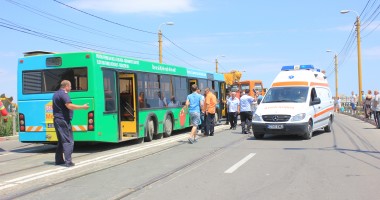 Galerie FOTO. GRAV ACCIDENT PE PODUL DE LA BUTELII / Un autobuz a rămas suspendat pe marginea PODULUI / SPEED, Cursă Infernală - varianta autohtonă - 17
