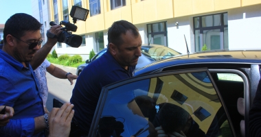 GALERIE FOTO. PRINCIPALUL SUSPECT AL CRIMEI DE LA DELFINARIU, ADUS LA PARCHET ȘI AUDIAT - 2