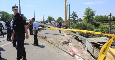 Galerie FOTO. GRAV ACCIDENT PE PODUL DE LA BUTELII / Un autobuz a rămas suspendat pe marginea PODULUI / SPEED, Cursă Infernală - varianta autohtonă - 15