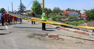 Galerie FOTO. GRAV ACCIDENT PE PODUL DE LA BUTELII / Un autobuz a rămas suspendat pe marginea PODULUI / SPEED, Cursă Infernală - varianta autohtonă - 13