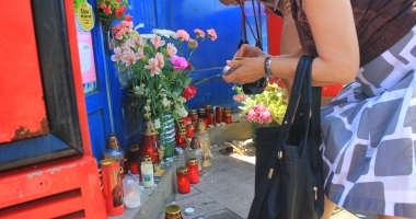 Imaginile durerii. Lacrimi și suferință la chioșcul de ziare unde a fost înjunghiată tănăra din Constanța - 2