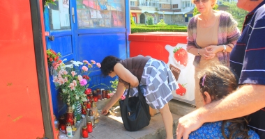 Imaginile durerii. Lacrimi și suferință la chioșcul de ziare unde a fost înjunghiată tănăra din Constanța - 4