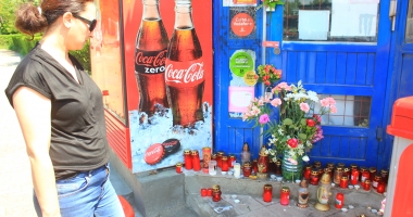 Imaginile durerii. Lacrimi și suferință la chioșcul de ziare unde a fost înjunghiată tănăra din Constanța - 7