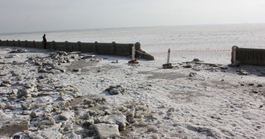 IMAGINI INCREDIBILE / Faleza Cazinoului Constanța cedează sub greutatea gheței - 2
