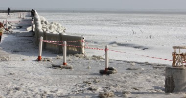 IMAGINI INCREDIBILE / Faleza Cazinoului Constanța cedează sub greutatea gheței - 3