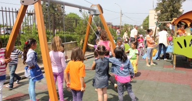 Primarul de la Ovidiu a inaugurat astăzi un nou teren de joacă - 2