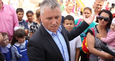 Primarul de la Ovidiu a inaugurat astăzi un nou teren de joacă - 3