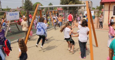 Primarul de la Ovidiu a inaugurat astăzi un nou teren de joacă