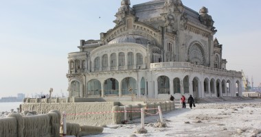 IMAGINI INCREDIBILE / Faleza Cazinoului Constanța cedează sub greutatea gheței - 10