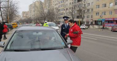 Galerie FOTO. Polițiștii au continuat să ofere mărțișoare și astăzi - 4