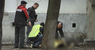 Stire din Eveniment : Un bărbat și-a înjunghiat de 30 de ori soția, apoi s-a aruncat de la etajul 9