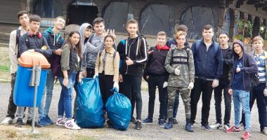 Elevii constănțeni, mobilizați  la curățenia de toamnă, prin oraș - 2
