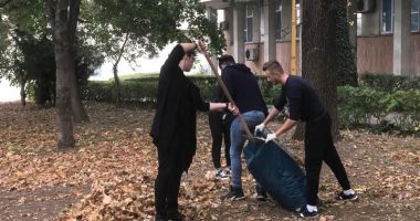 Elevii constănțeni, mobilizați  la curățenia de toamnă, prin oraș - 4