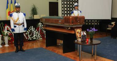 Galerie foto. Lacrimi și durere la Consiliul Județean Constanța. Un ultim omagiu pentru consilierul Nicolae Fronescu - 7